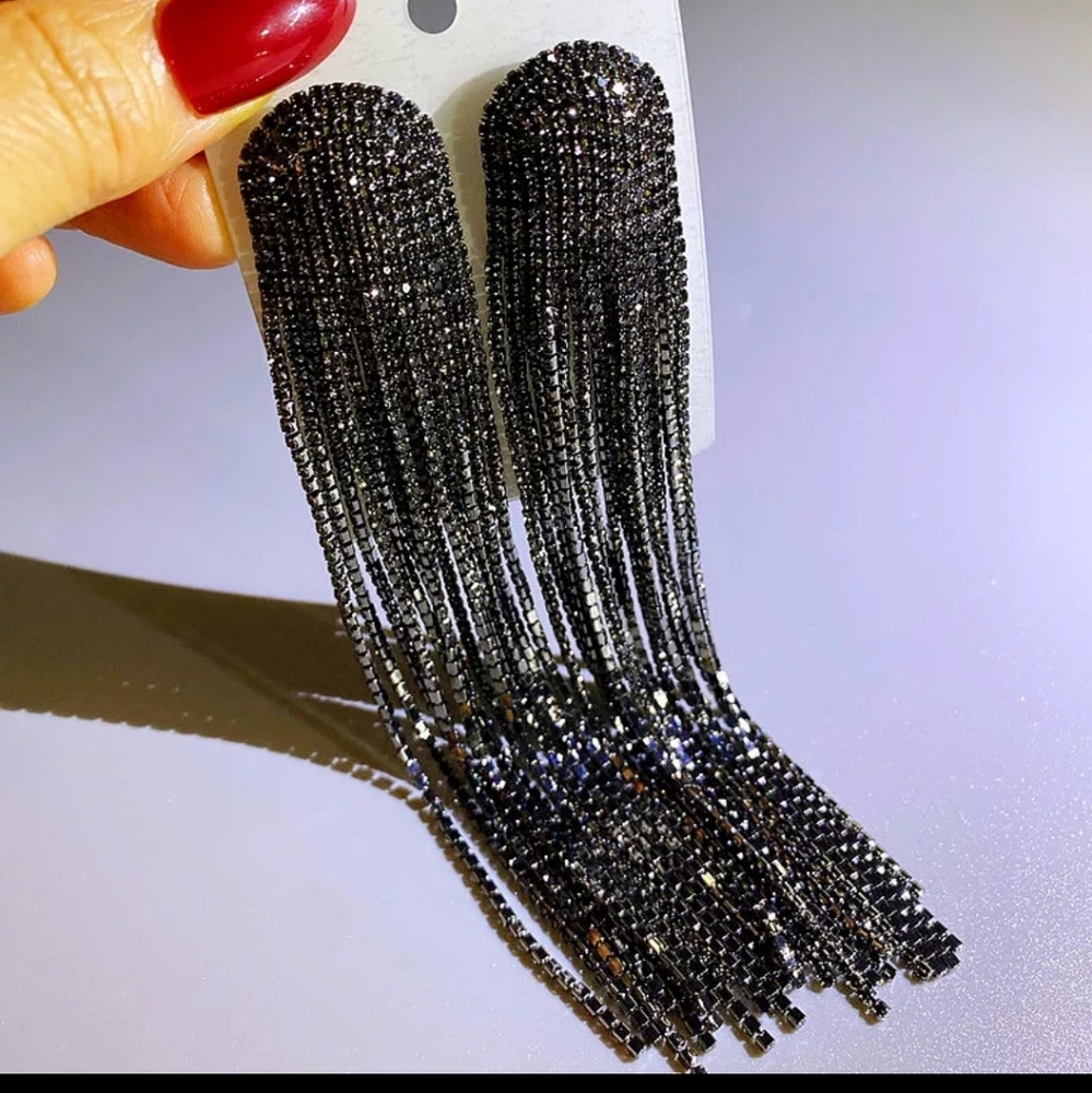 🎂❤️NWT Black Crystals long links Post Earrings.